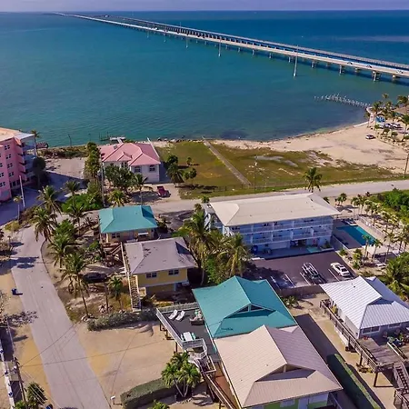 Sea Glass Cottage - Pet Friendly Tropical Home!